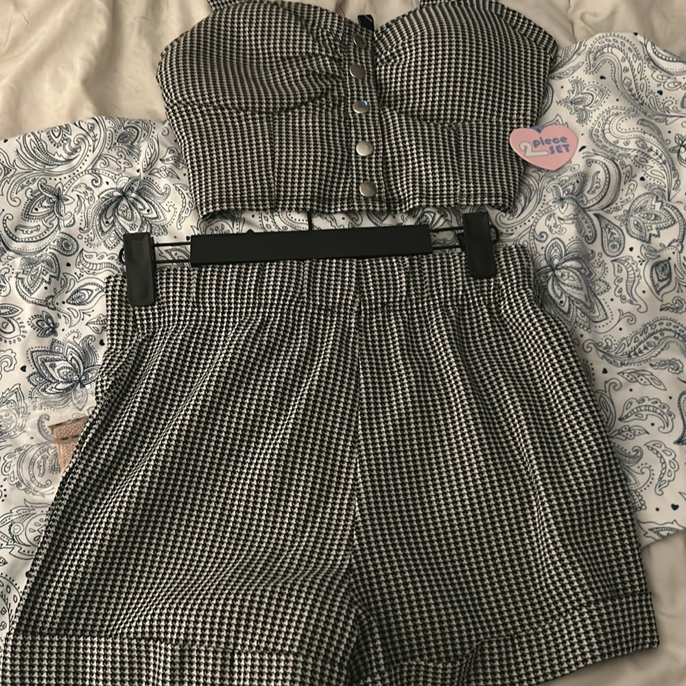 ❌Sold ❌ Haute Monde Black and White High Waist Shorts - Picture 3 of 3
